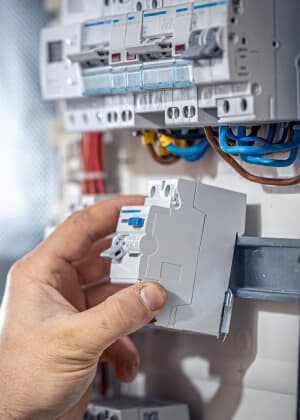 התקנת רכיב חשמלי